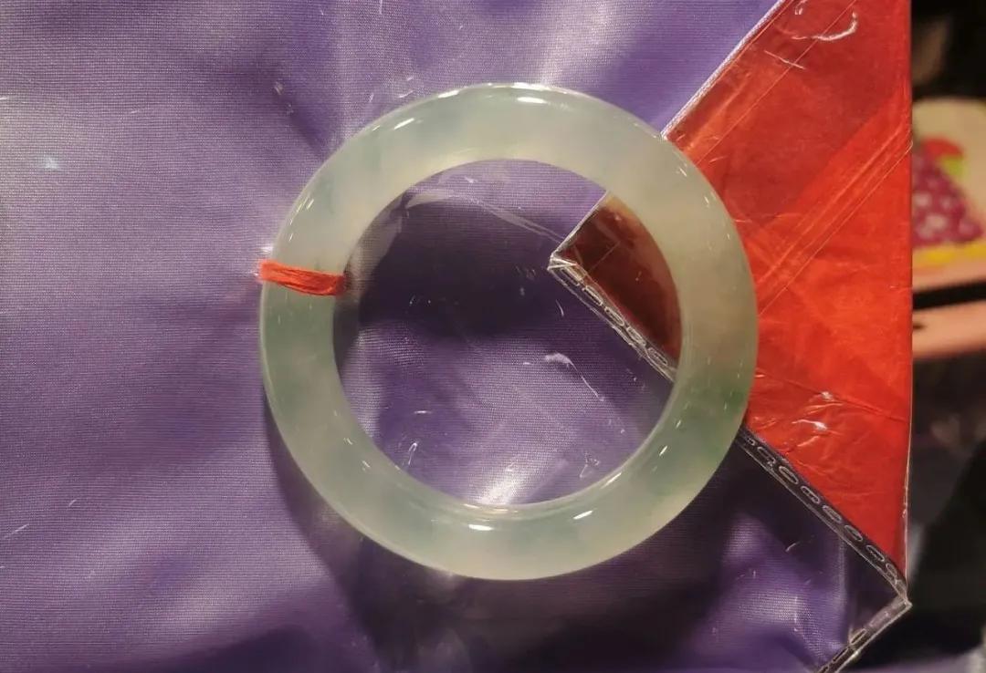 上亿的翡翠手镯长什么样?壕无人性!