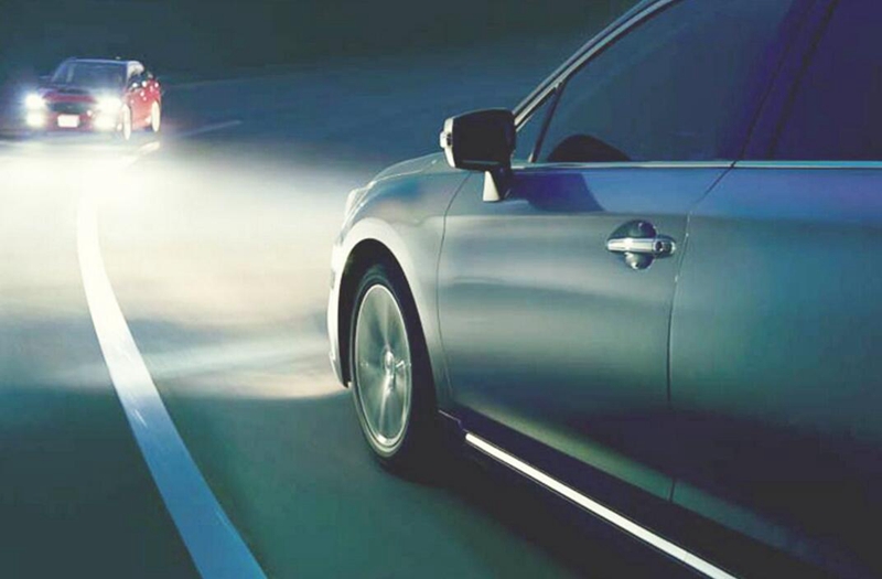 司机乱开车灯激怒4名男子,不懂车灯语言被暴揍!