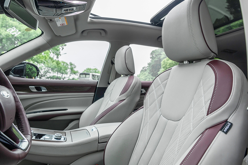 江铃福特领裕车内配备的是打孔材质的米白色真皮座椅,搭配上酒红色的