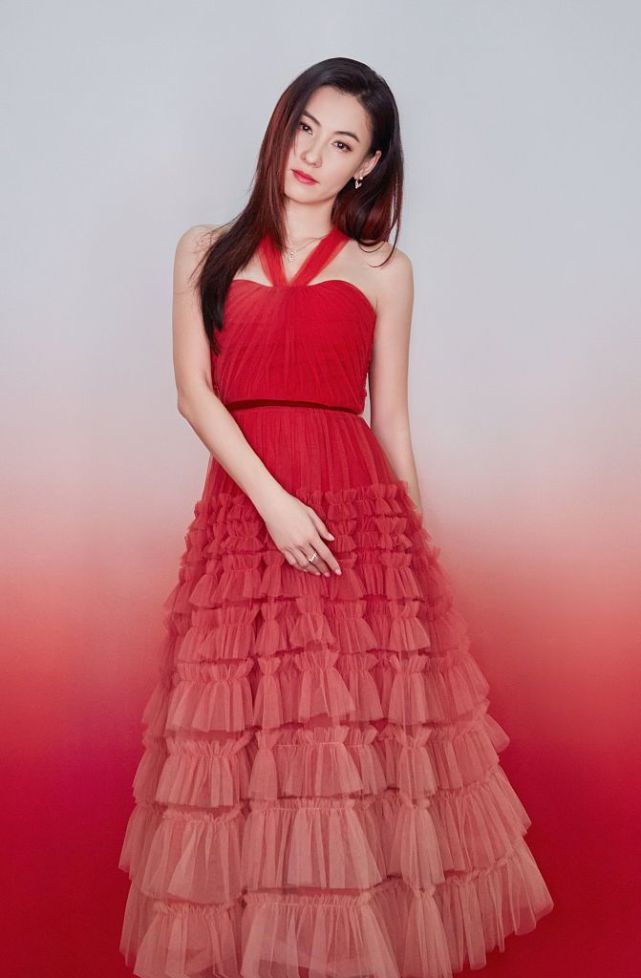 张柏芝樱花季粉裙写真 露香肩展笑容明媚动人_凤凰网娱乐_凤凰网