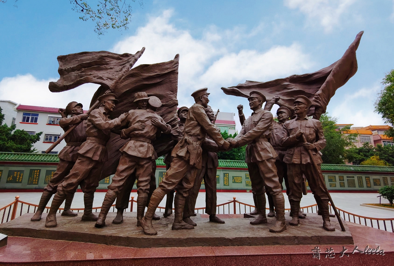 红宫红场旁边的广场有澎湃,郭沫若等人的铜像,还有红二师,红四师会师