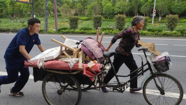 消防员帮忙推车上坡，老两口不断致谢