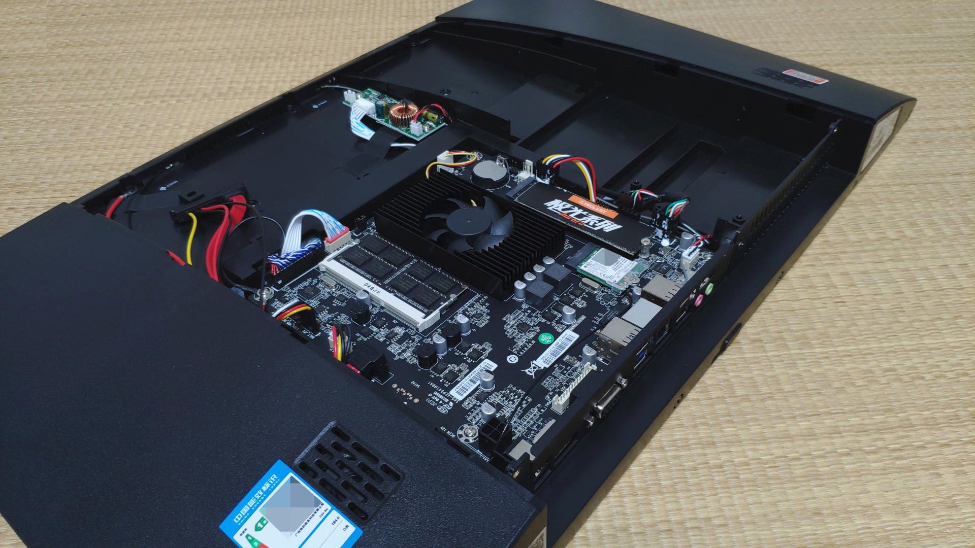 原来没有拆机的打算,可是看到台电c24 air a8c宣传中有一个点,支持