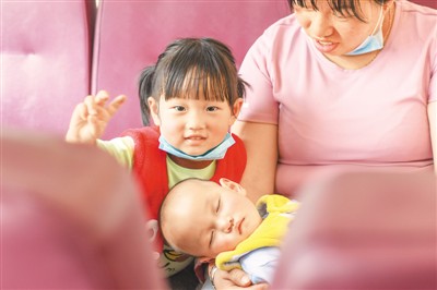 乘客带着孩子乘坐列车出行。