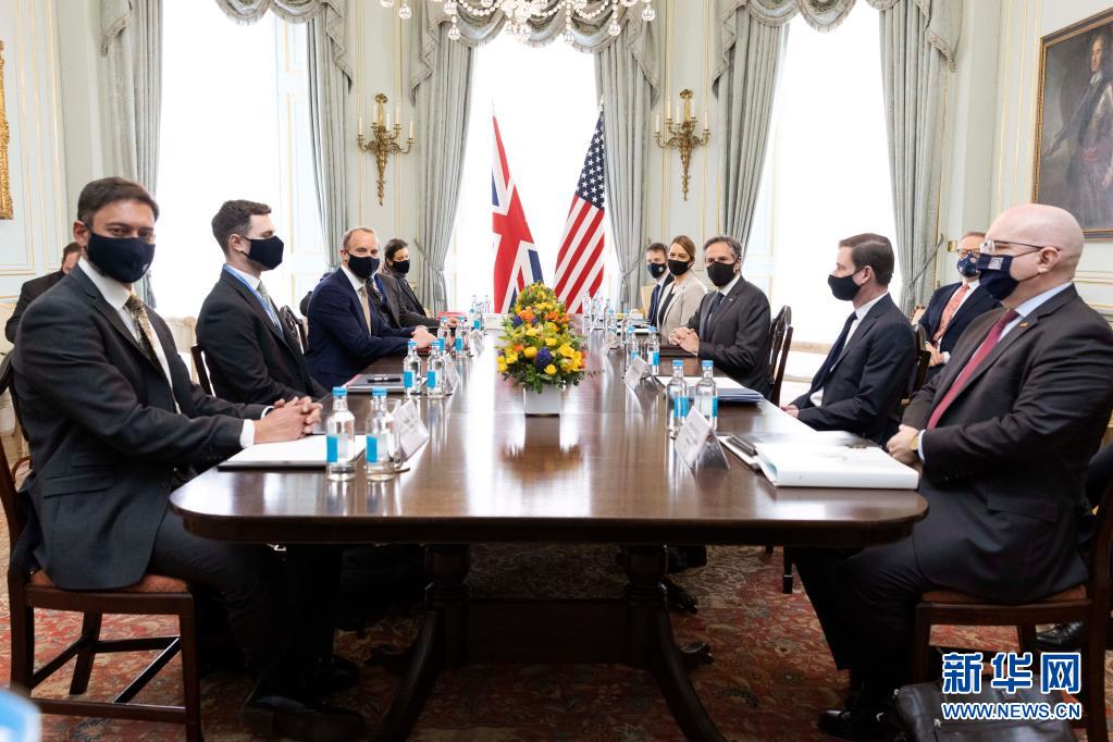 大臣拉布(前左三)与美国国务卿布林肯(前右三)在英国伦敦举行双边会晤