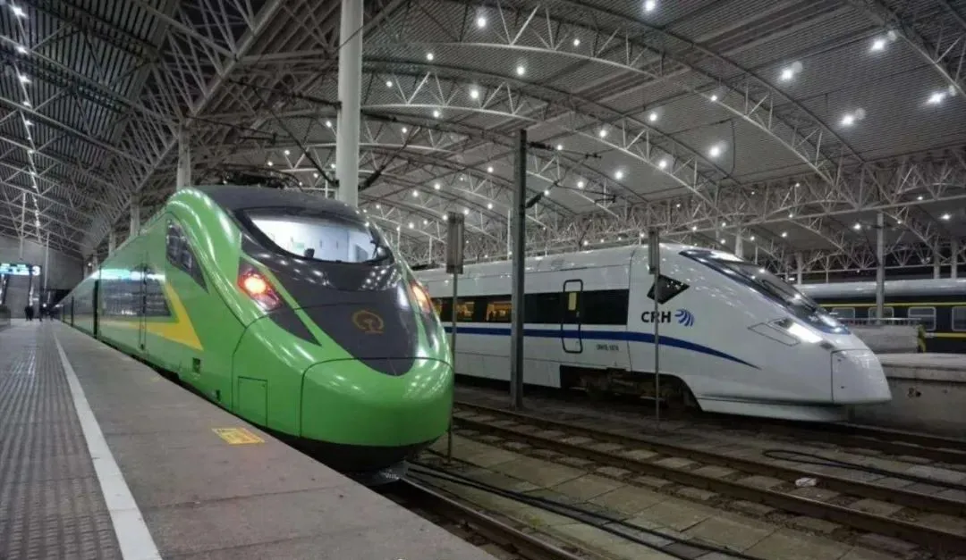 时速160公里cr200j型复兴号动车组因其外观涂装为翠绿色,被昵称为"绿