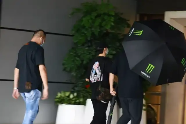 赵丽颖就粉丝互撕事件致歉，王一博“二搭”风波后现身，摘掉与赵丽颖“同款项链”避嫌