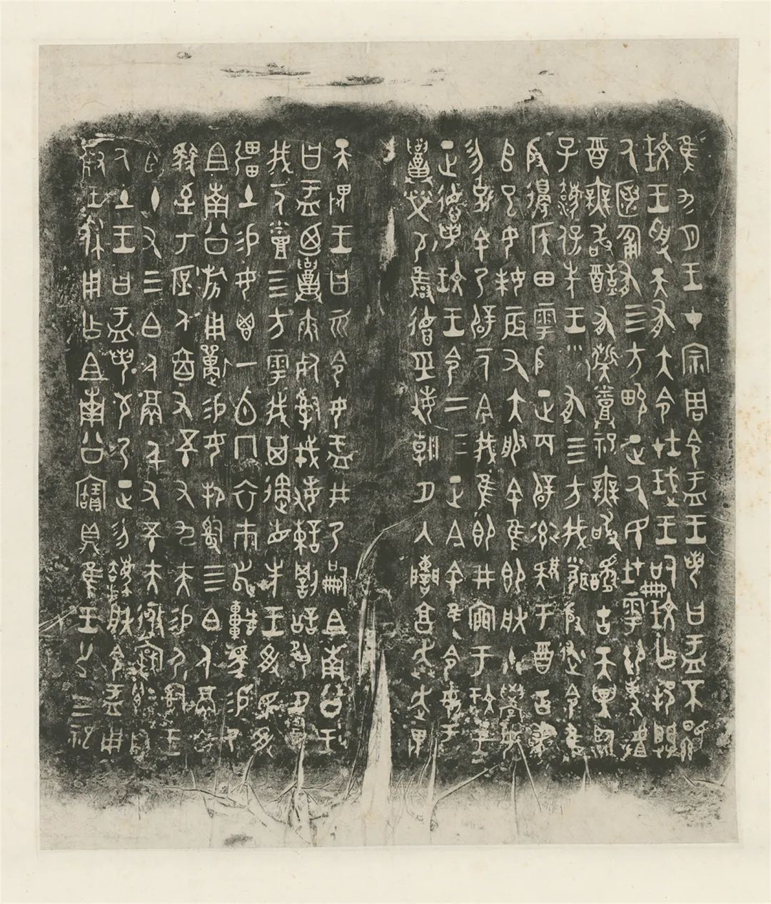 大盂鼎 ■ 西周早期 ■ 高101.9厘米,口径77.8厘米,重153.5千克 ■ 传陕西岐山县京当乡礼村(一说眉县礼村)出土