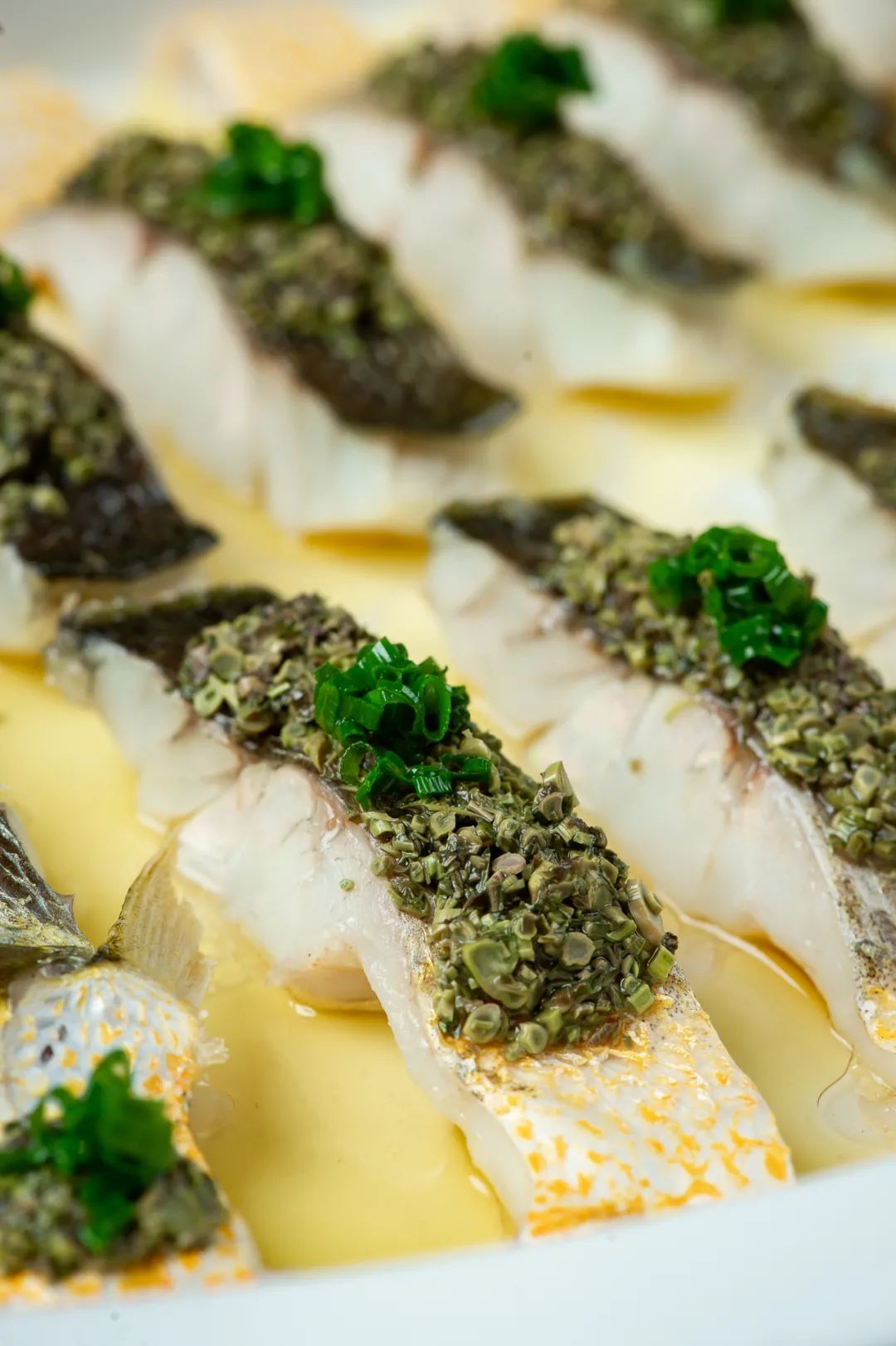 香椿蒸东海大黄鱼 黄鱼的鲜和香椿的香,本是海陆相隔,但在这道菜中却