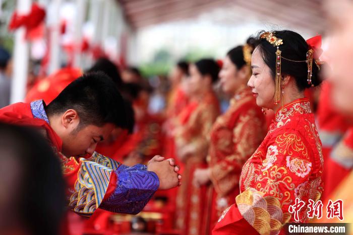 安徽合肥:百位新人参加中式集体婚礼