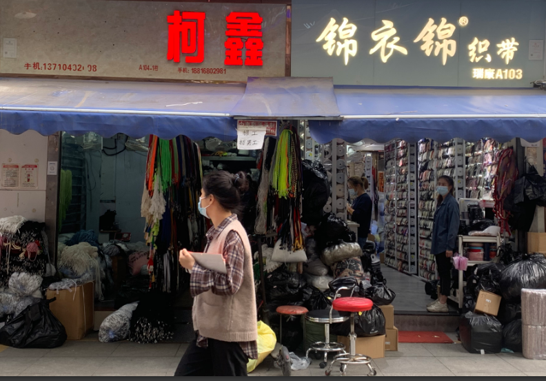 广州中大布匹市场内,许多服装店,布料店等门外挂出牌子招工人