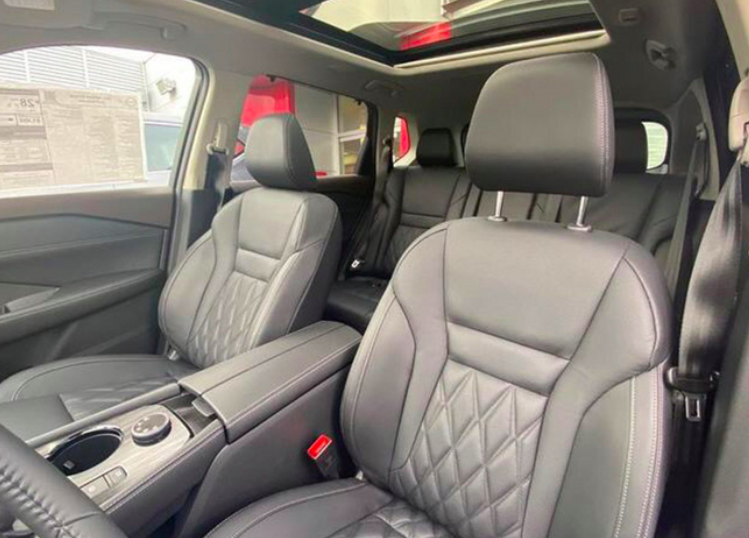 此外,座椅也运用了菱形纹路的图案,并且延续了日式大沙发式的宽大风格