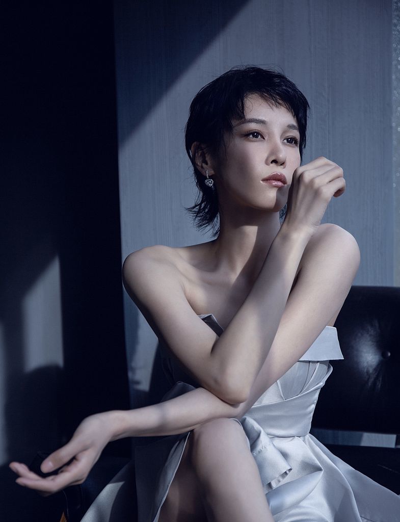 张蓝心现身大学生电影节楚楚动人穿白色拼接礼服秀精致锁骨