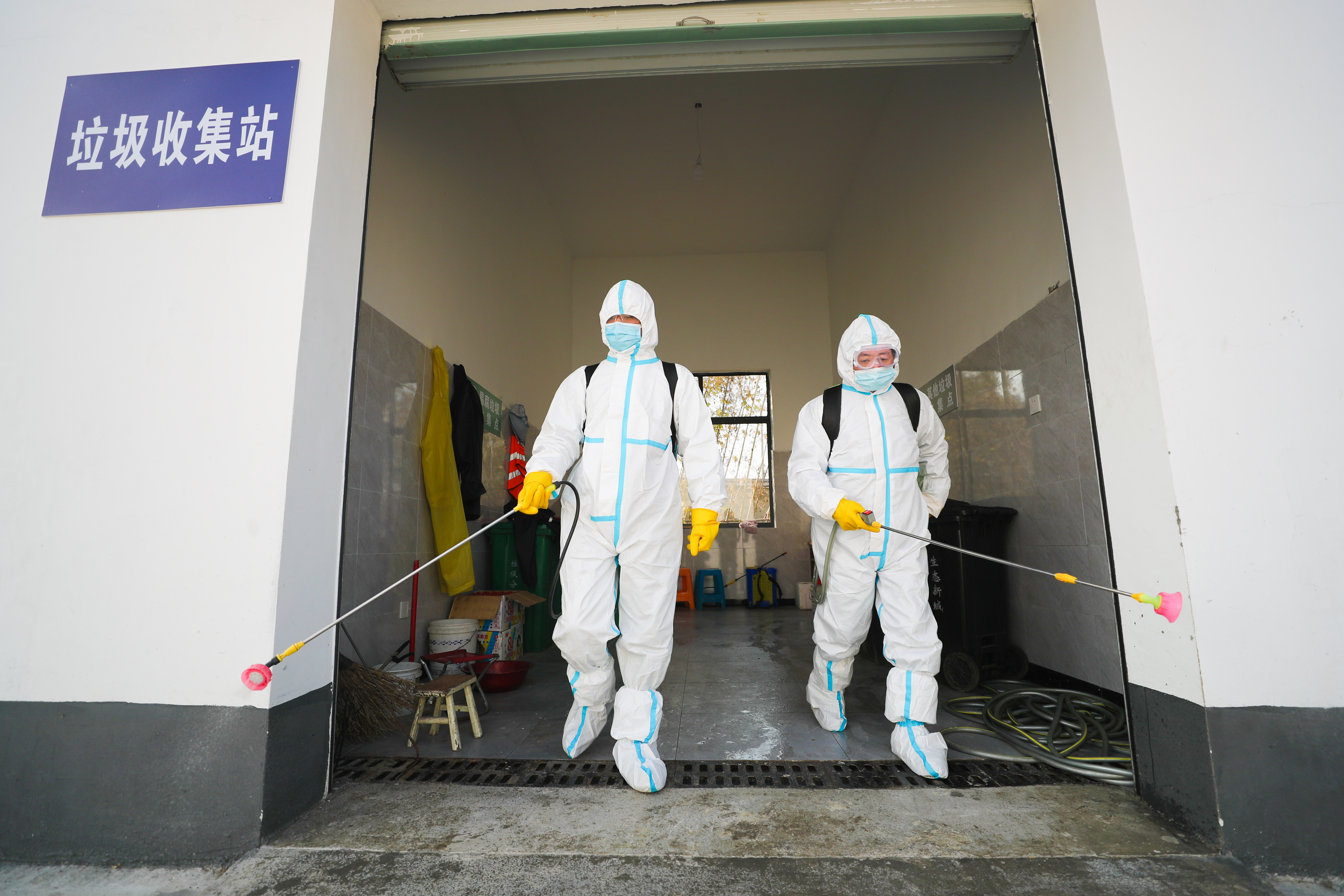 湖州市德清县康乾街道秋山农贸市场,工作人员对市场进行防疫消毒消杀