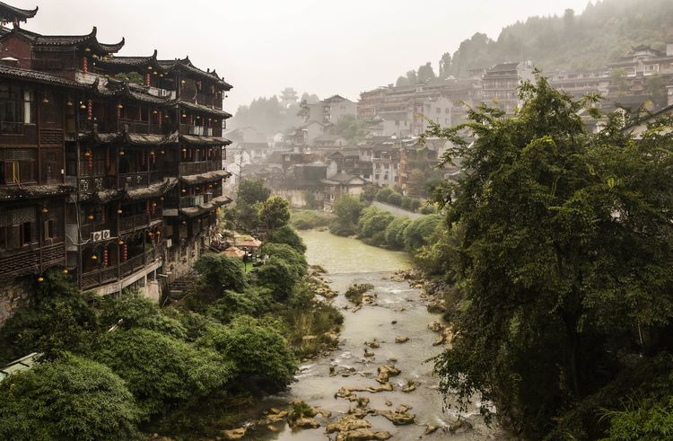 在湘西,芙蓉鎮與龍山裡耶鎮,瀘溪浦市鎮,花垣茶峒鎮在歷史上並稱