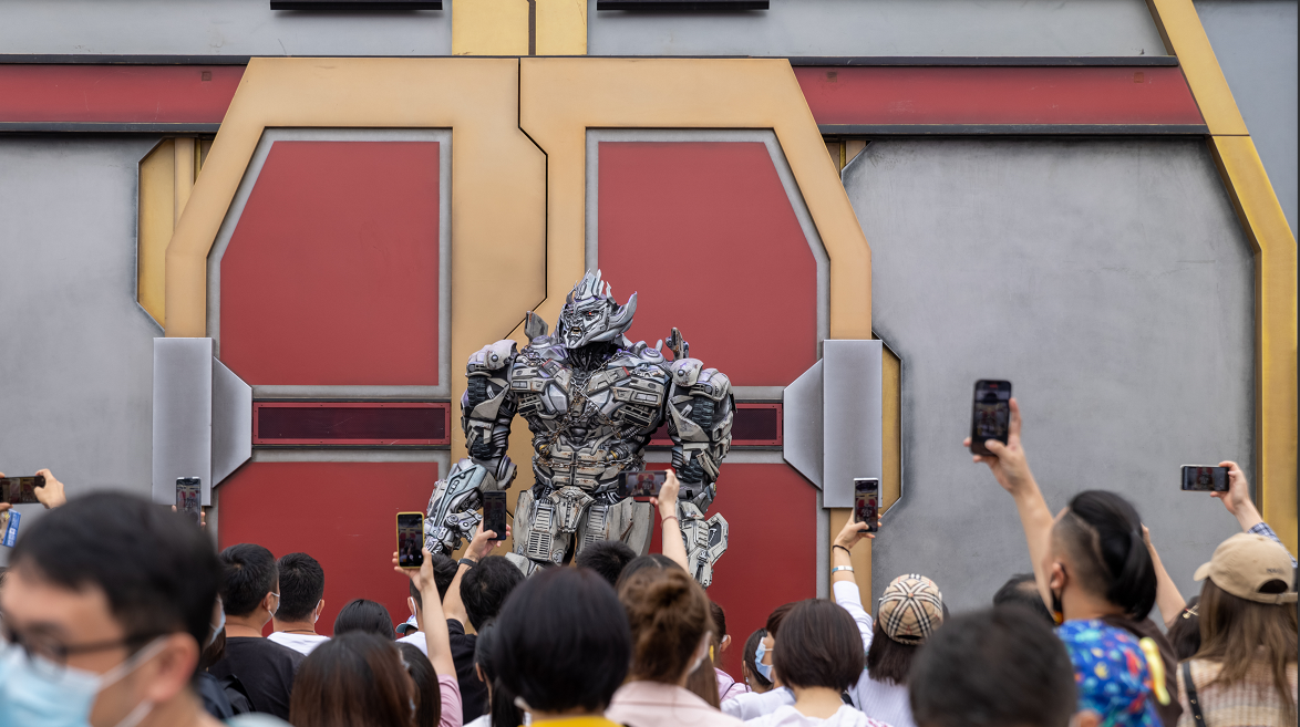 北京环球影城变形金刚景区内的威震天走红网络,每次出场都会吸引