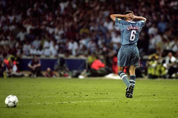 1996年欧洲杯，索斯盖特面对德国罚丢点球。