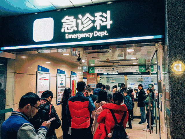 两岁男孩发烧39度,去医院就诊,被告知要排队父母大怒:丧良心