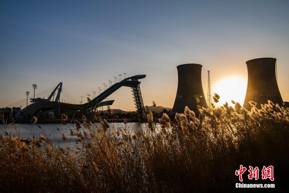  2020年11月2日，北京2022年冬奥会北京赛区第一个新建比赛场馆——首钢滑雪大跳台映衬在夕阳之下。首钢滑雪大跳台作为2022北京冬奥会自由式滑雪、单板滑雪项目的正式比赛场地。 中新社记者 侯宇 摄