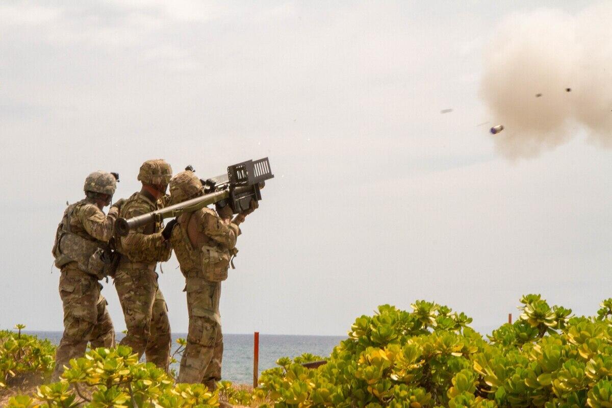 美军士兵使用肩扛式防空导弹攻击目标