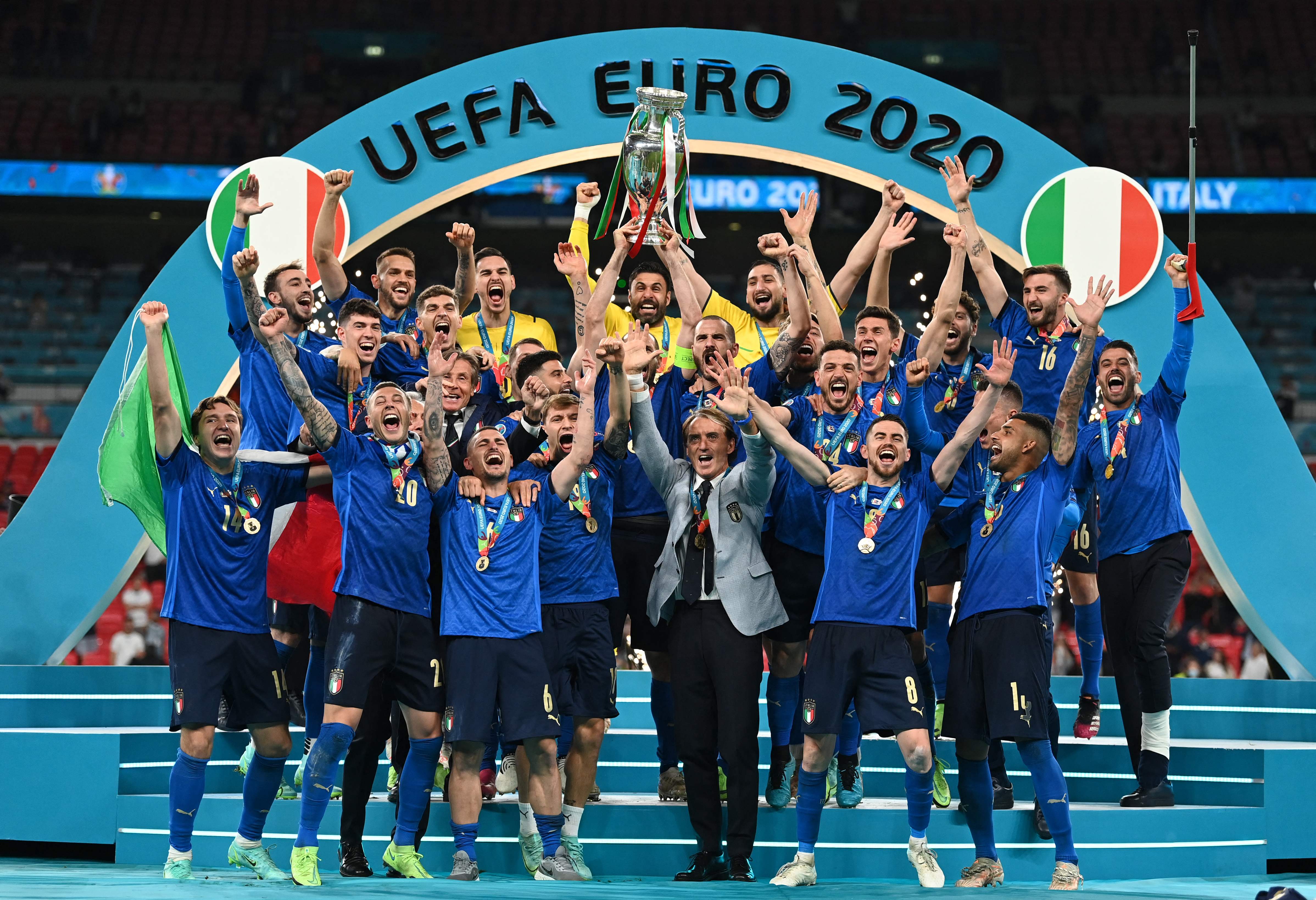 （<em>体育</em>）（2）足球——<em>欧锦赛</em>：意大利队捧杯