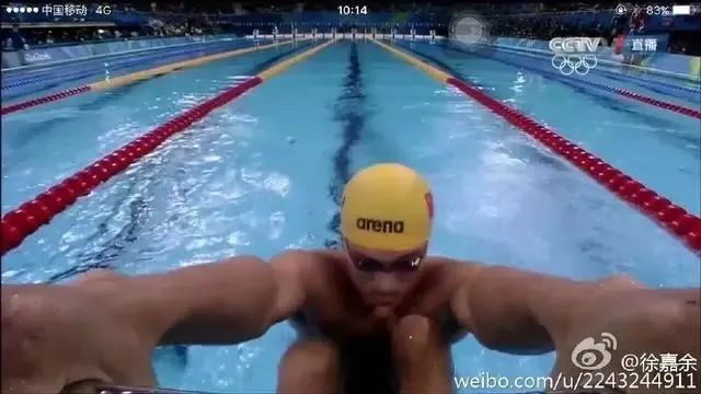 徐嘉余和他的“幸运泳帽”。戴着它,徐嘉余夺取了里约奥运会男子100米仰泳的银牌。| 徐嘉余微博