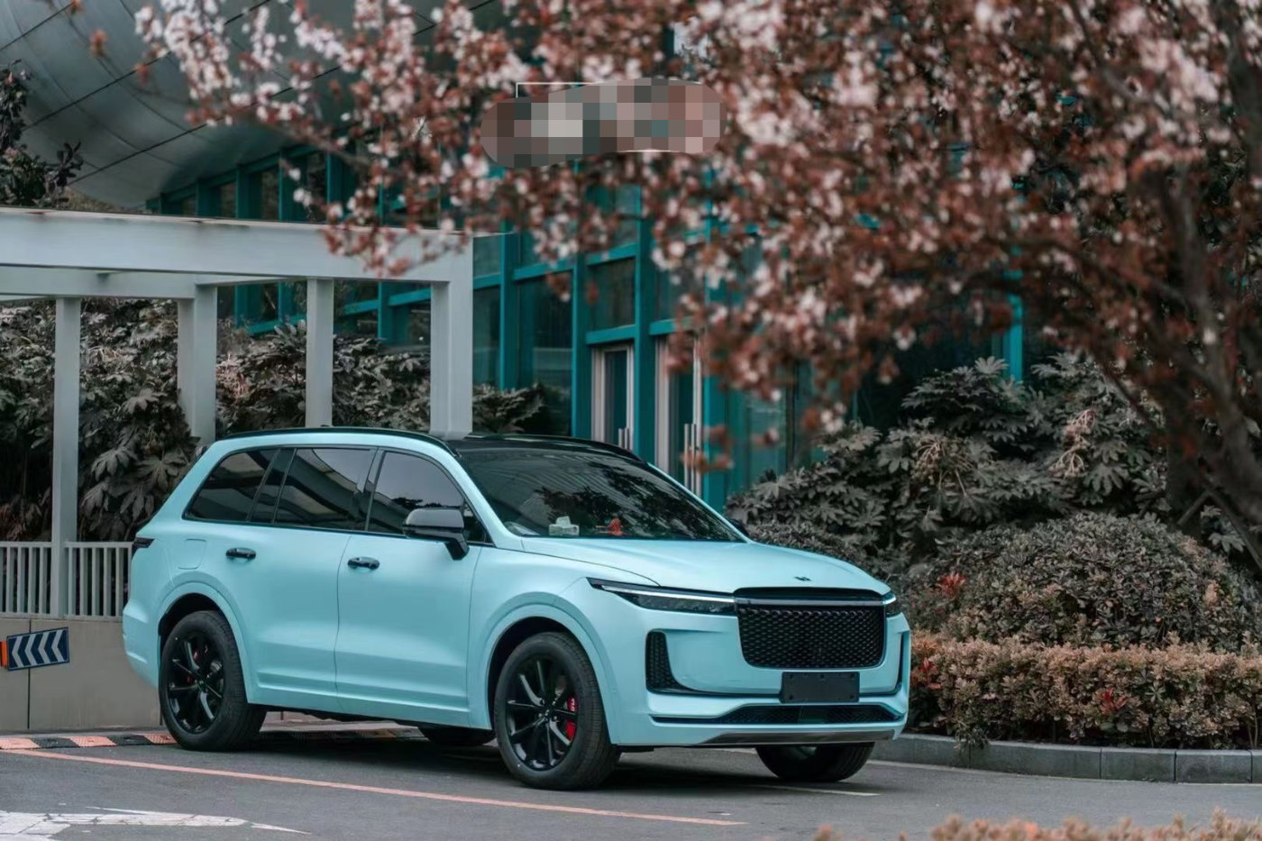 理想one改色冰川蓝 清爽的感觉油然而生