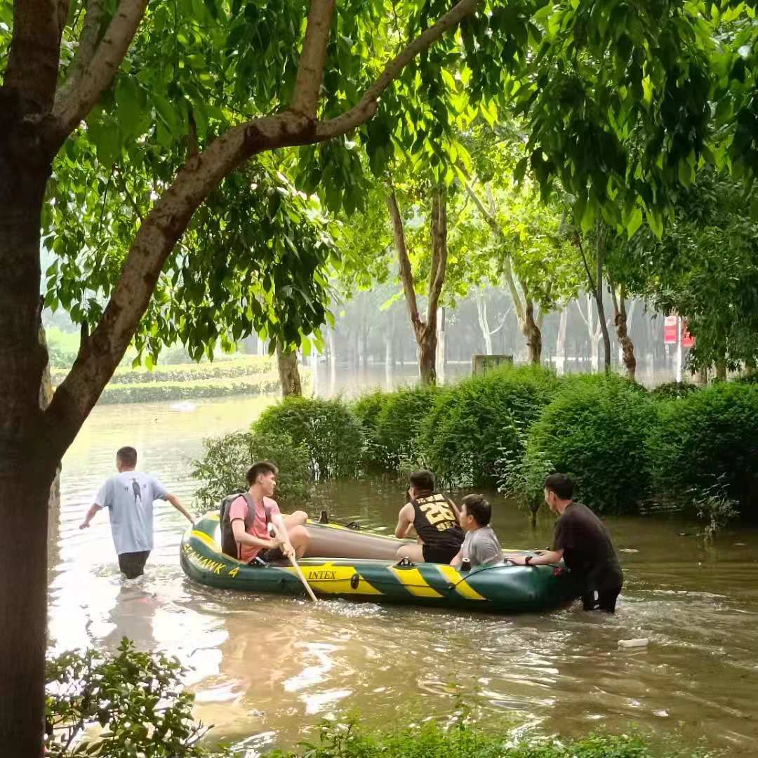 河南师范大学的学生在学校里用皮划艇出行。受访者供图