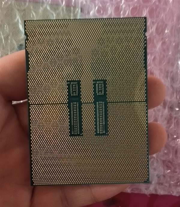 Intel 10nm 60核心下代至强开盖：四大一小整合封装