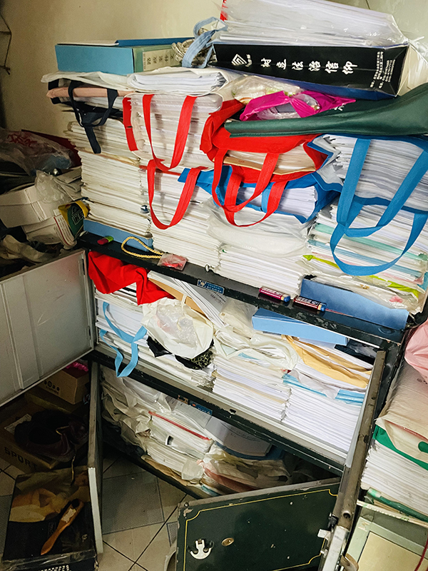 高凤艳家里堆积如山的申诉材料