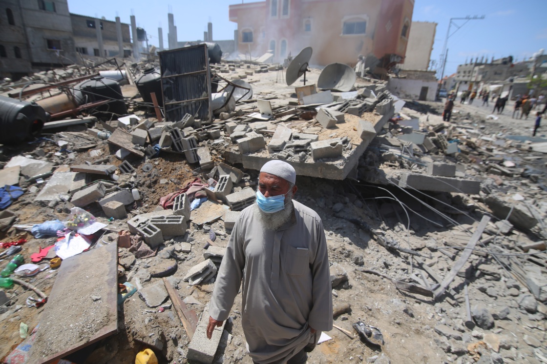 5月20日，巴勒斯坦人在加沙地带的拉法查看以色列空袭后的建筑废墟。新华社 图