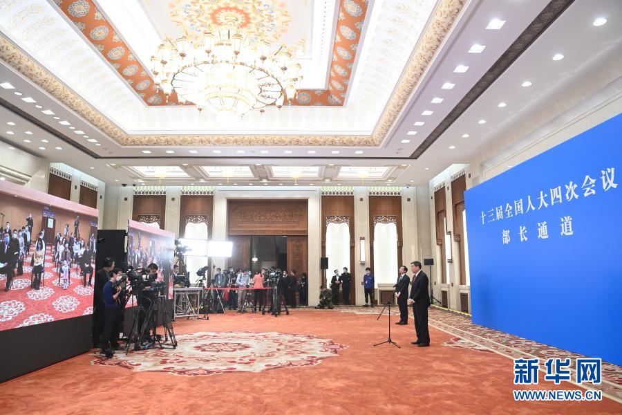 3月5日，第十三届全国人民代表大会第四次会议举行首场“部长通道”采访活动。  新华网 图