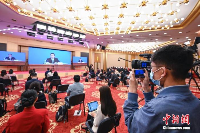 资料图：5月20日，全国政协十三届三次会议新闻发布会在北京举行，大会新闻发言人郭卫民介绍本次大会有关情况并回答中外记者提问。中新社记者 陈骥旻 摄