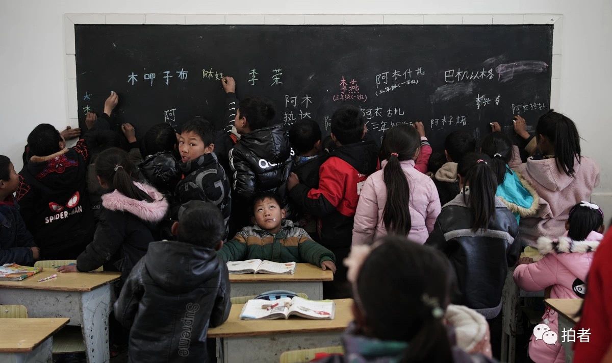 △ 2021年1月，临近学期结束，李桂林让孩子把名字留在黑板上面，或者写一句对未来的寄语。