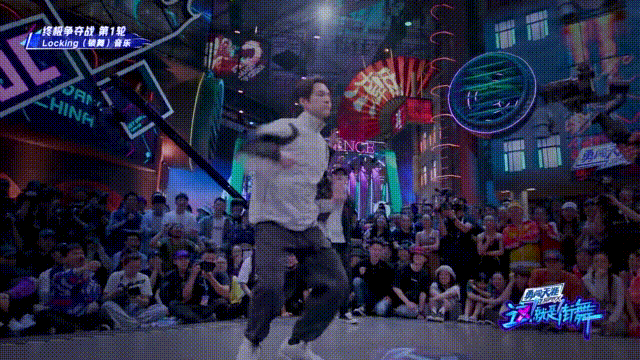 去年钟汉良参加综艺《这就是街舞》，1974年的他和90后站在一起，完美融入。能唱能跳。