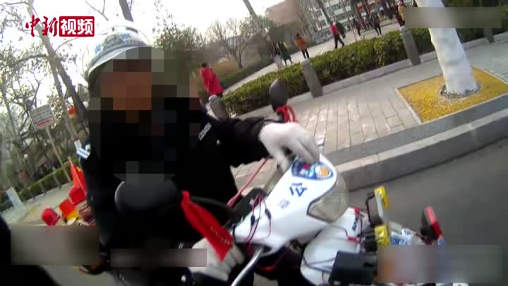 湖北保定：假警察开假警车遇到真警察