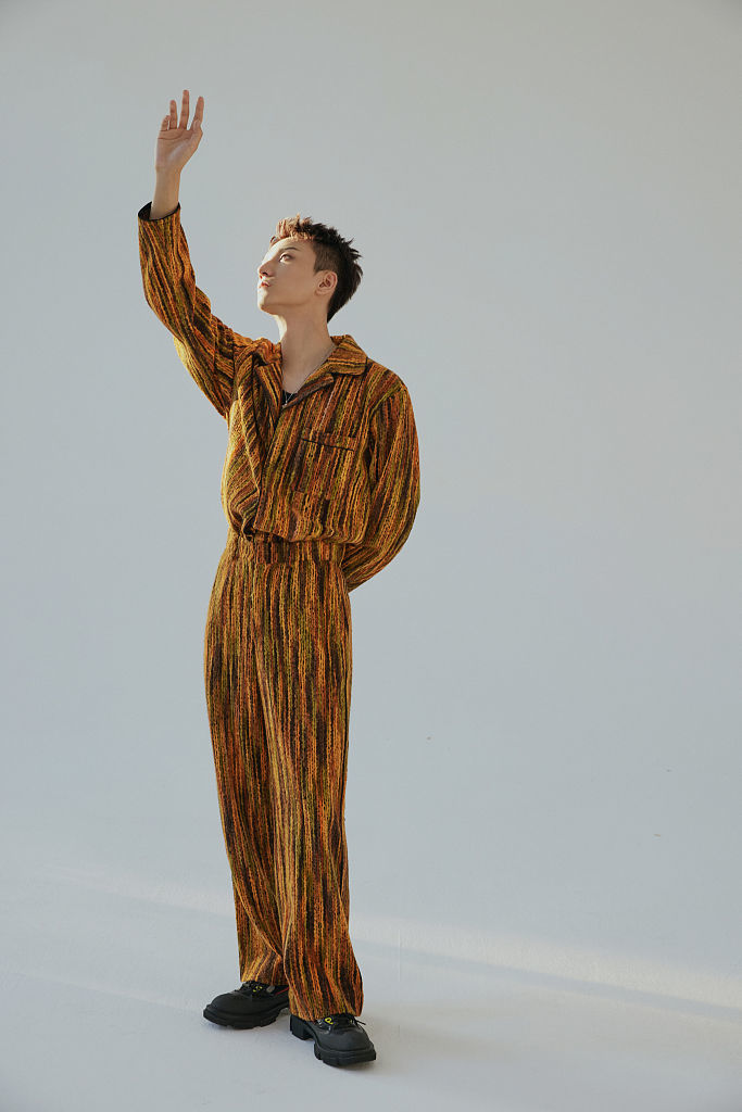 李熹子琥珀系光影大片氛围感足 少年眼神坚定演绎时尚个性