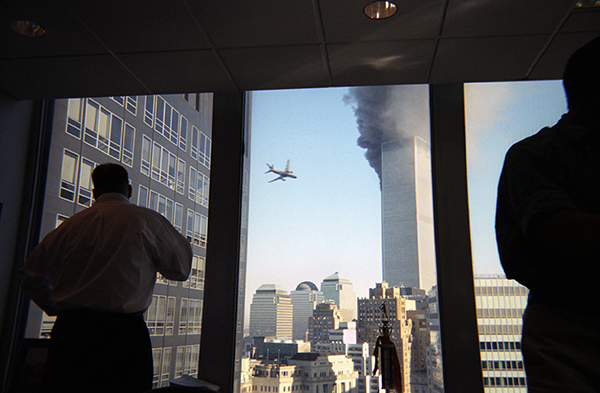 2001年9月11日，美国纽约，浓烟从世贸中心北塔滚滚而出，15分钟后第二架联合航空公司175号航班撞击世贸中心南塔。人民视觉  资料图