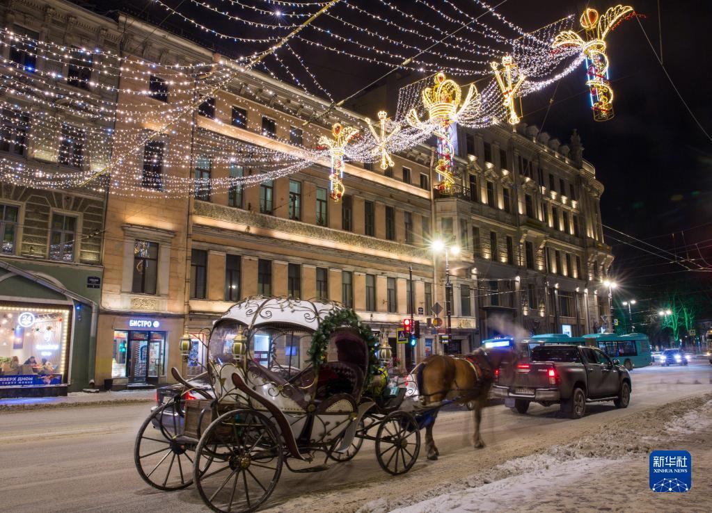 新年即将到来,俄罗斯圣彼得堡街头点亮各色灯饰,营造节日气氛.