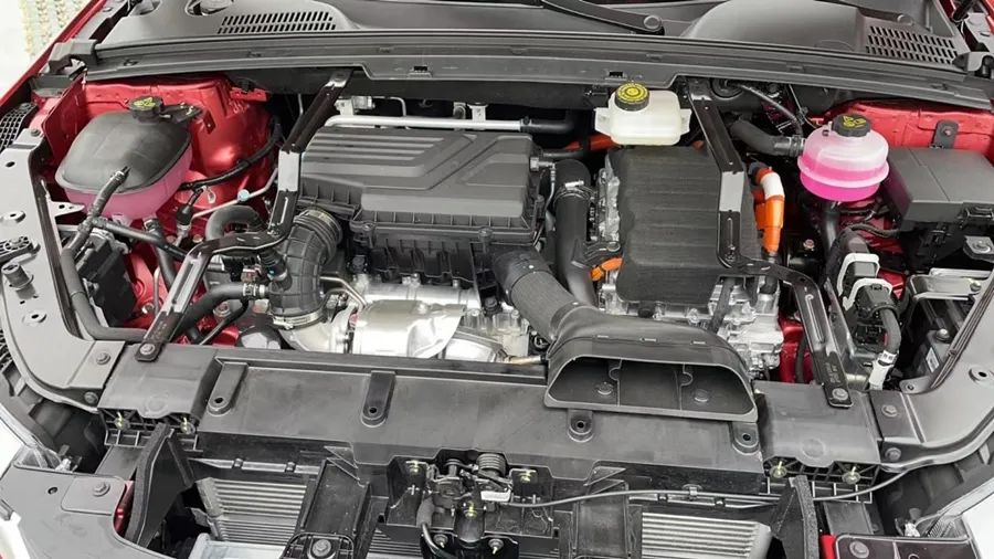 里程焦虑,是因为它们都有增程功能,能利用发动机带动发电机为电池补能