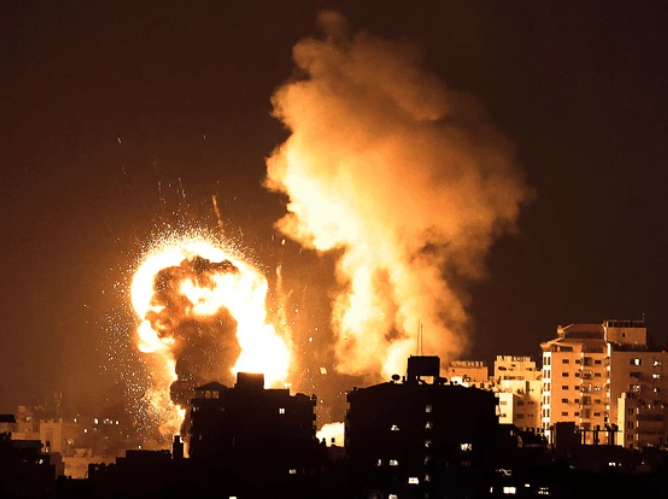 高楼大厦炸成废墟,以色列发起强烈报复,巴警察总部陷于火海