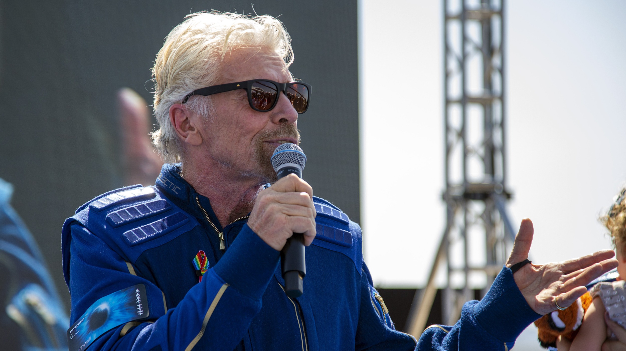 虎嗅早报剑指贝索斯维珍银河创始人成功上太空意大利击败