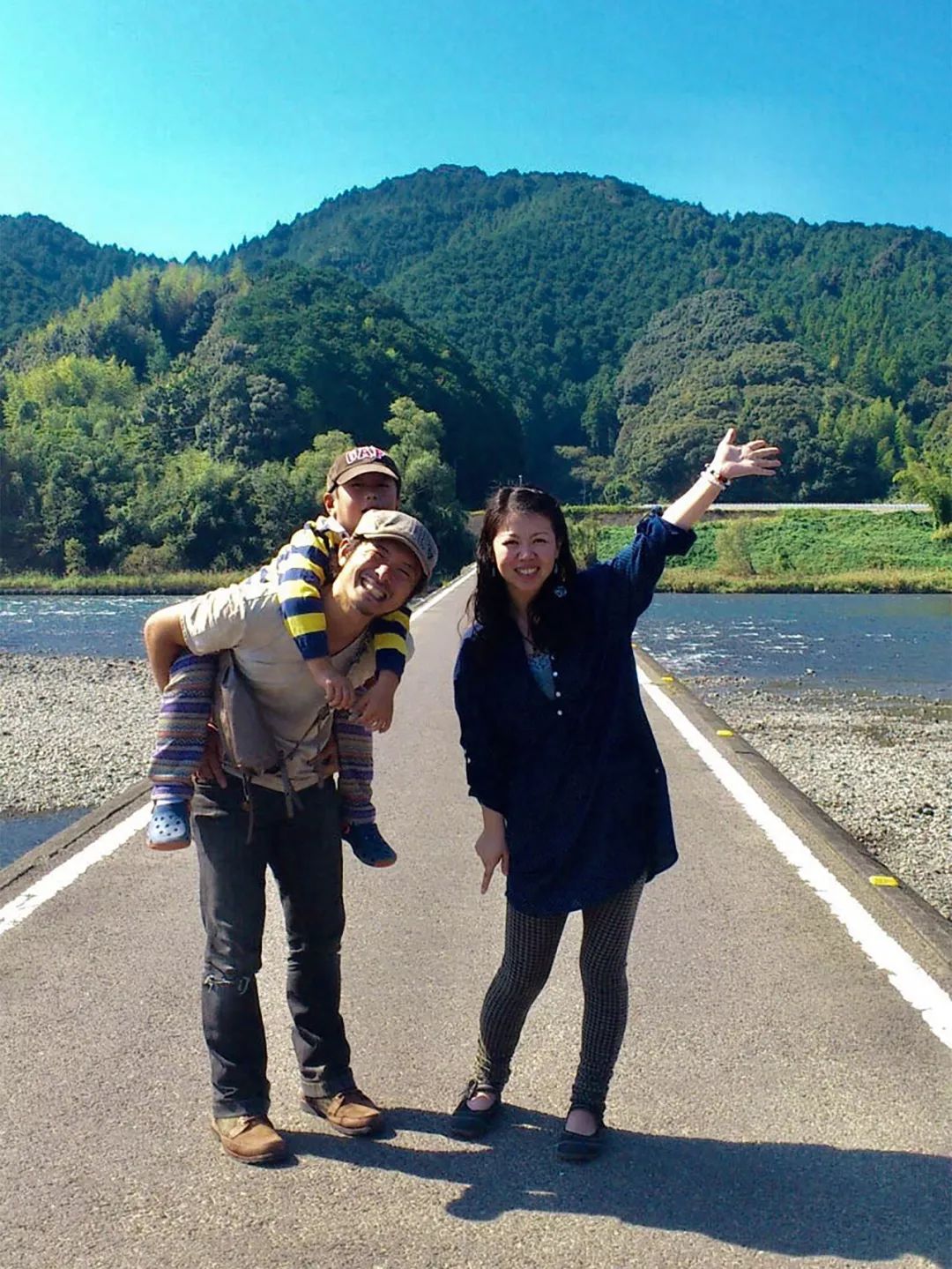 < 嘉克、裕子及裕子与前夫所生的儿子，三人合照 >