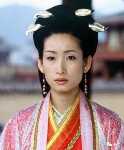 不过,秦海璐这张英气脸扮作古装中的宫廷女子形象,其实是吃亏的.