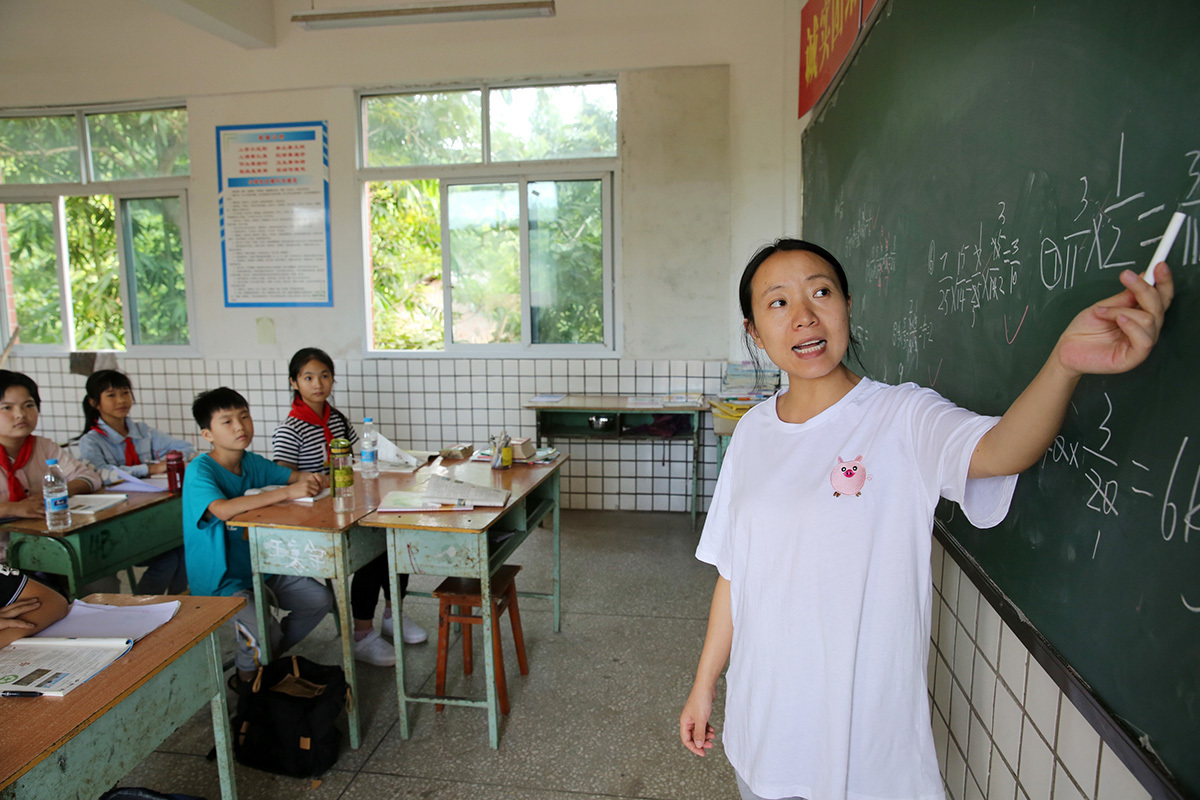 2021年9月7日,石盘寨小学,1990年出生的姚春联老师正在给孩子们上数学课。