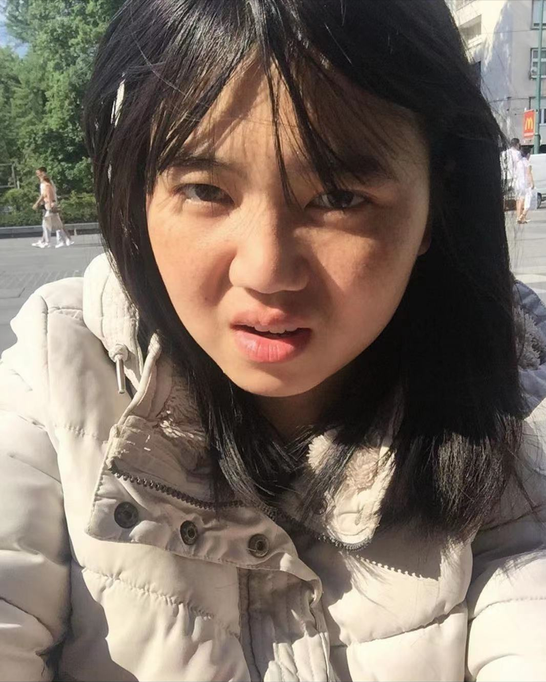 成都失联女孩传来消息,人在波黑确认活着,但眼神迷离无法交流