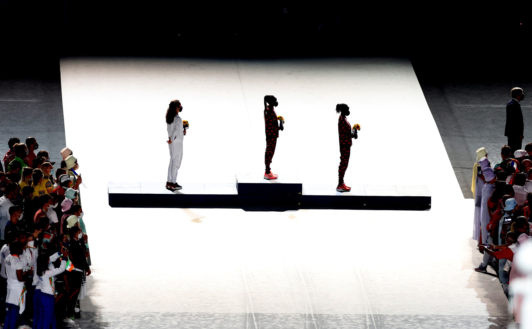 史上第一次东京奥运会闭幕式上举行女子马拉松颁奖礼