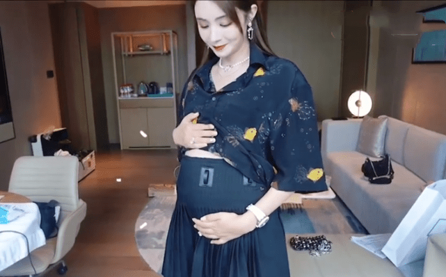 麦迪娜染头发做美甲孕期也要美 胖18斤后半身出镜