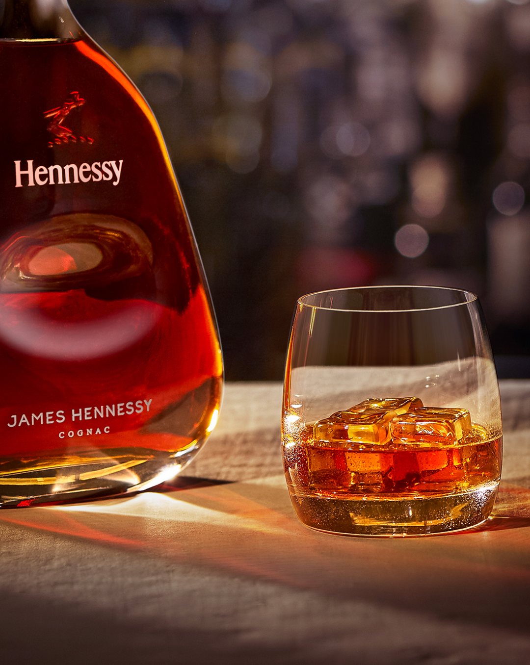 与木香圆融交织,也为轩尼诗詹姆士干邑带来了独特的鲜杏与红桃的味道