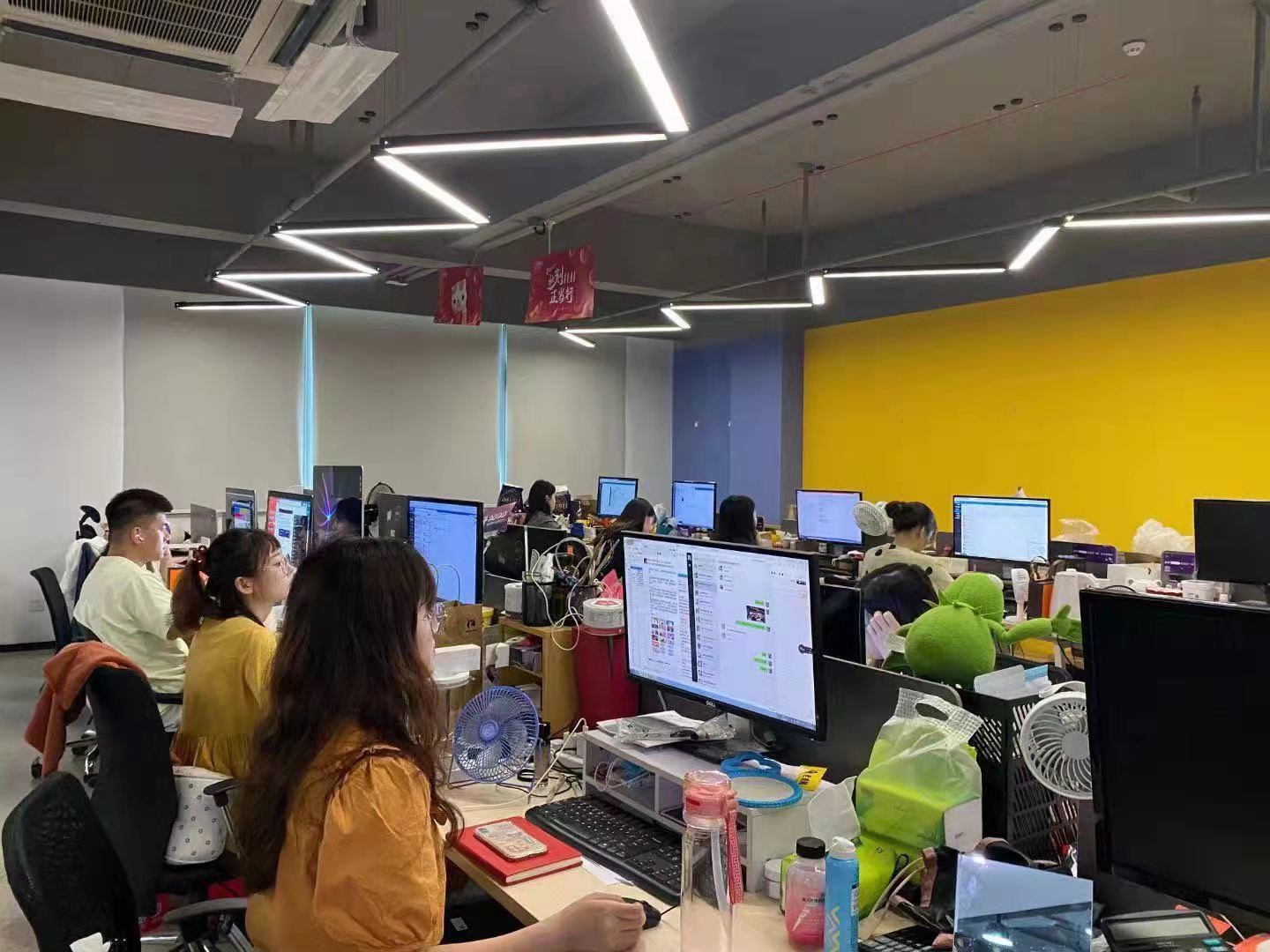 商家拍摄:贝贝集团楼上员工仍在正常办公